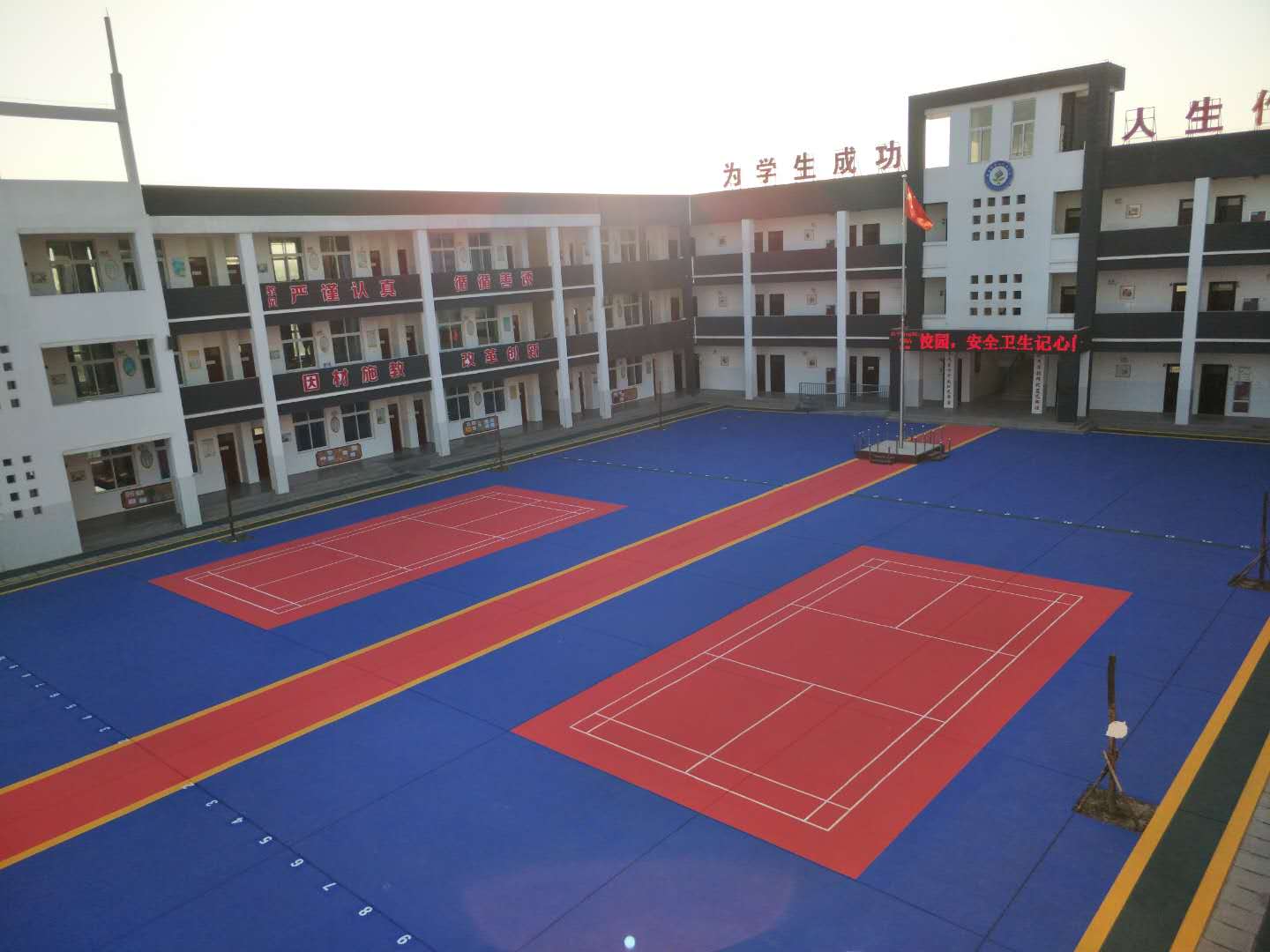 熱烈慶祝仲達(dá)塑膠成功為輝縣市第二民族學(xué)校換新貌！