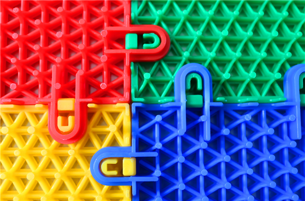 怎么解決塑膠地板施工過程中容易出現(xiàn)的問題？